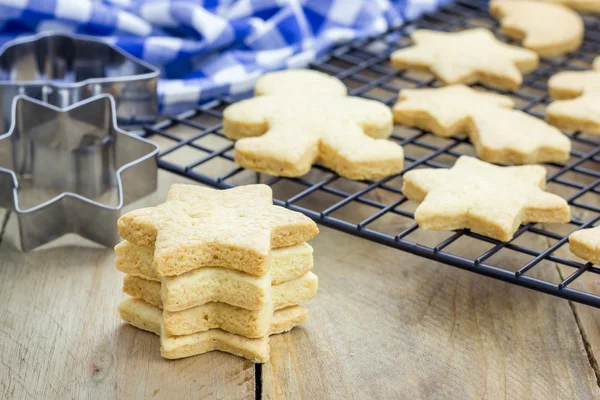 Frissen sült, házi sütik a hűtő állvány — Stock Fotó