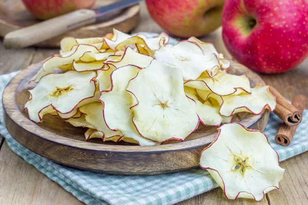 Здоровый перекус. Домашние яблочные чипсы на деревенском деревянном фоне — стоковое фото