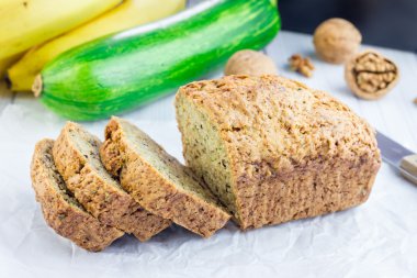 Ev yapımı muz kabak ekmek ceviz ile