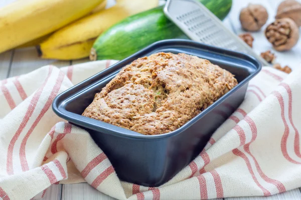 Pain de courgettes à la banane maison aux noix — Photo