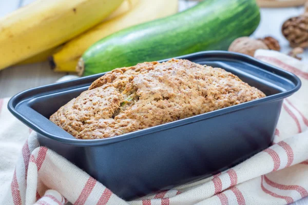 Pan de plátano casero de calabacín con nueces — Foto de Stock