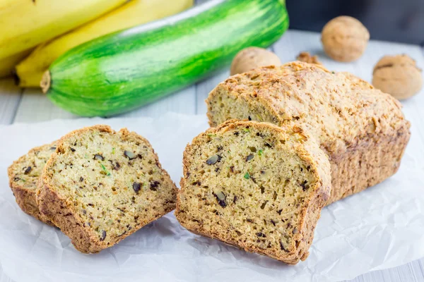 Pão de abobrinha de banana caseiro com nozes — Fotografia de Stock