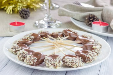 Ev yapımı kayısı ve kuru erik lolipop, çikolata ve fıstık ile kaplı
