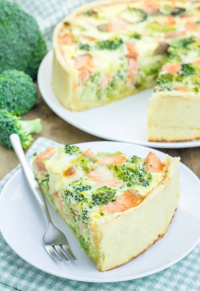 Paj med lax, ost och broccoli — Stockfoto
