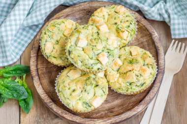 Aperatif kekler ahşap bir tabak ıspanak ve beyaz peynir ile