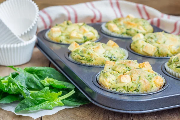 Friskbagte snackmuffins med spinat og fetaost - Stock-foto