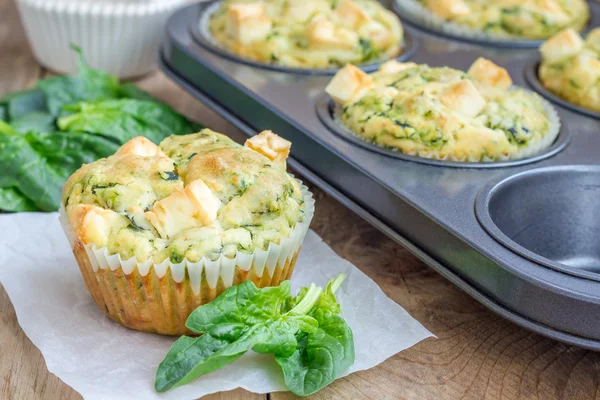 Muffins de lanche recém-assados com espinafre e queijo feta — Fotografia de Stock