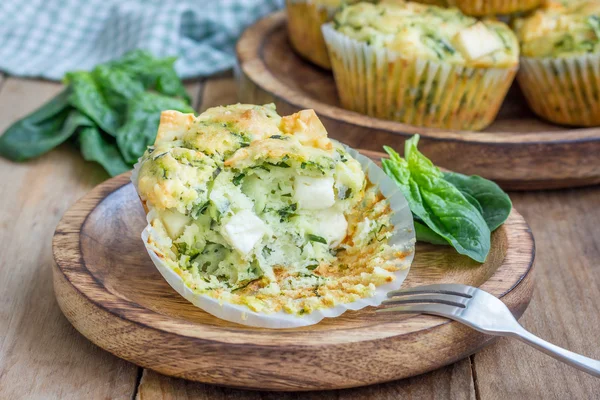 Snack muffins med spinat og fetaost på en træplade - Stock-foto