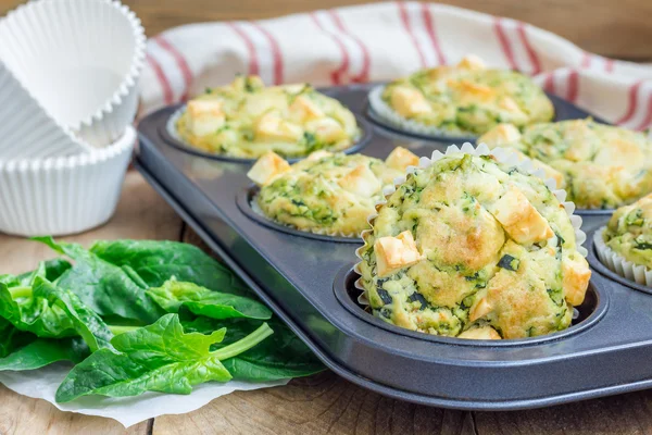 Friskbagte snackmuffins med spinat og fetaost - Stock-foto