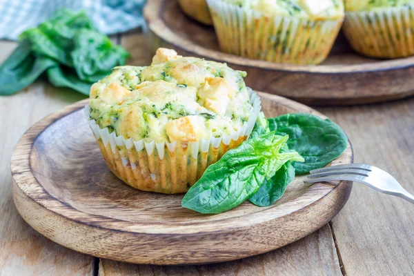 Friskbagte snackmuffins med spinat og fetaost - Stock-foto