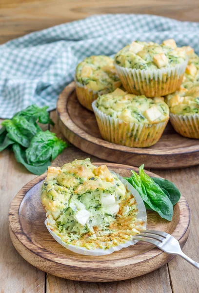 Nybakade mellanmål muffins med spenat och feta ost — Stockfoto