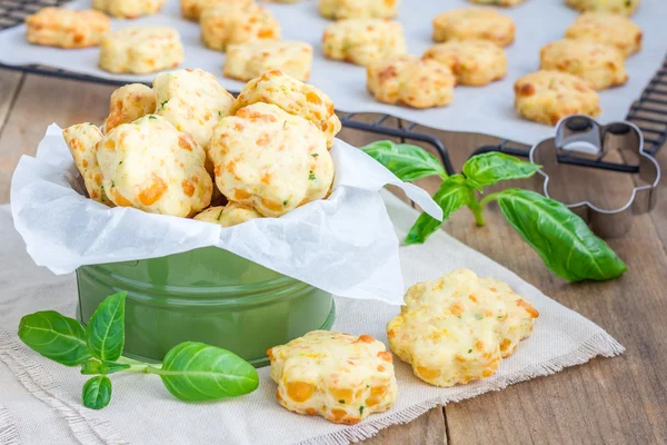 Galletas de queso recién horneadas con albahaca, primer plano —  Fotos de Stock