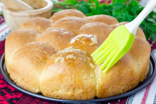 Traditionella ukrainska hembakade bullar (pampushka) med vitlök, vanligtvis serveras med Borsjtj — Stockfoto