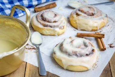 Ev yapımı Cinnabon tarçın krem peynir sır ile rulo