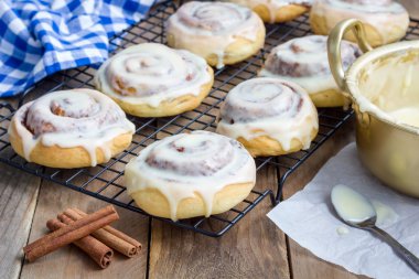 Ev yapımı Cinnabon tarçın krem peynir sır ile rulo