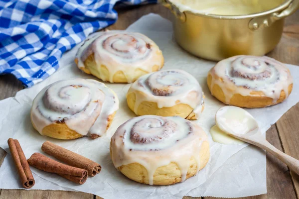 Ev yapımı Cinnabon tarçın krem peynir sır ile rulo