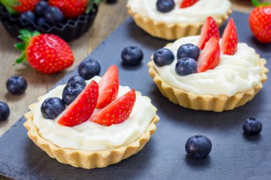 Ev yapımı kurabiye tartlets muhallebi krem, çilek ve yaban mersini