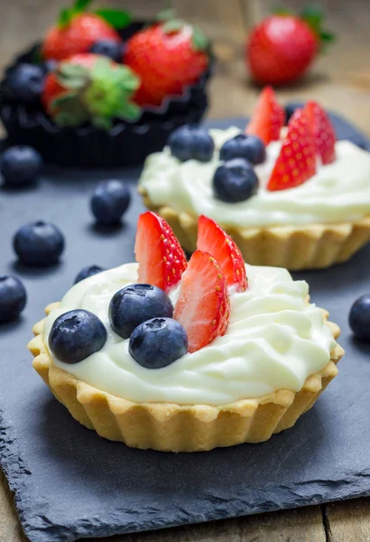 Hausgemachte Shortbread-Törtchen mit Puddingcreme, Erdbeere und Blaubeere — Stockfoto