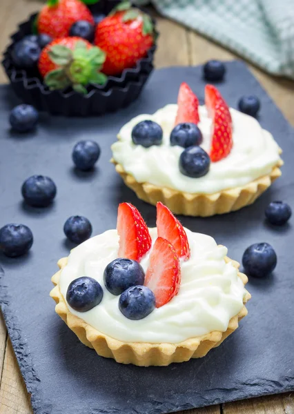 Hausgemachte Shortbread-Törtchen mit Puddingcreme, Erdbeere und Blaubeere — Stockfoto