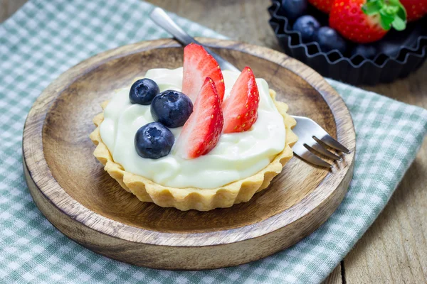 Hausgemachte Shortbread-Törtchen mit Puddingcreme, Erdbeere und Blaubeere — Stockfoto