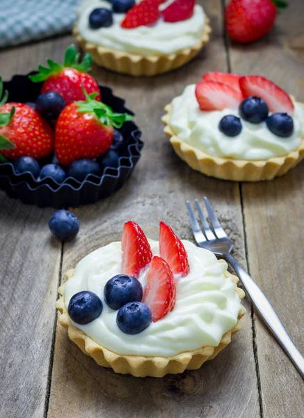 Hausgemachte Shortbread-Törtchen mit Puddingcreme, Erdbeere und Blaubeere — Stockfoto