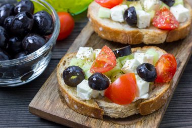 Yunan Biberi crostini beyaz peynir, domates, salatalık, zeytin ve otlar ile