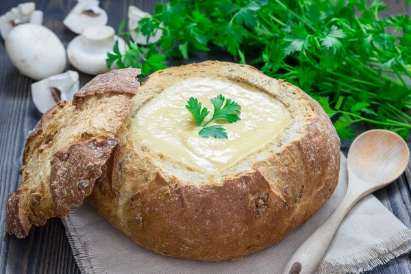 Soupe à la crème de champignons maison, servie dans un bol à pain — Photo