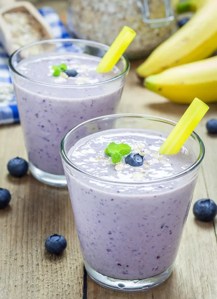 Färsk smoothie med blåbär, banan, havre, mandel mjölk och yoghurt — Stockfoto