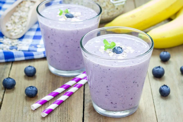 Färsk smoothie med blåbär, banan, havre, mandel mjölk och yoghurt — Stockfoto