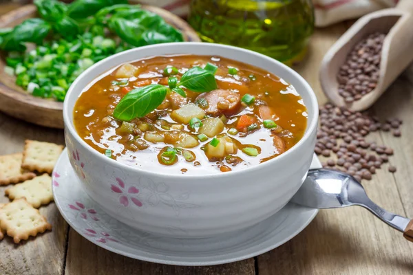 Домашний суп с чечевицей и сосисками — стоковое фото