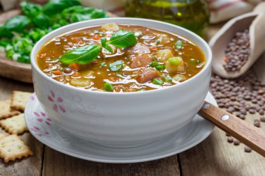 Mercimek ve sosis ile ev yapımı çorbası