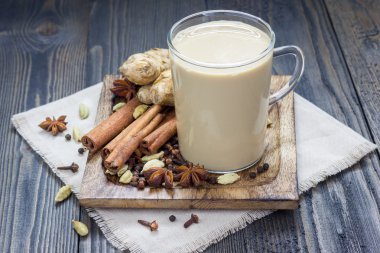 Masala chai baharatlar ile. Kabuk tarçın, kakule, zencefil, karanfil, yıldız anason, karabiber.