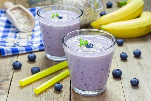 Färsk smoothie med blåbär, banan, havre, mandel mjölk och yoghurt — Stockfoto