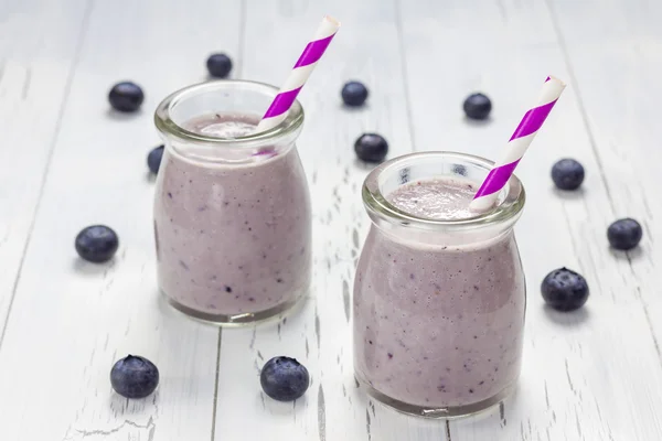 Färsk smoothie med blåbär, banan, havre, mandel mjölk och yoghurt — Stockfoto