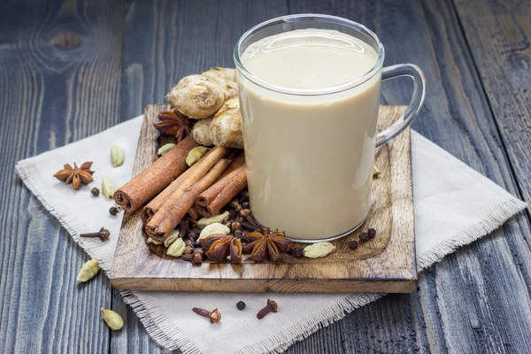 Masala chai s kořením. Skořice, kardamom, zázvor, hřebíček, badyán, pepř černý. — Stock fotografie