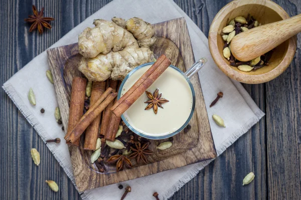 Masala chai con spezie. Bastoncino di cannella, cardamomo, zenzero, chiodo di garofano, anice stellato, pepe nero . — Foto Stock