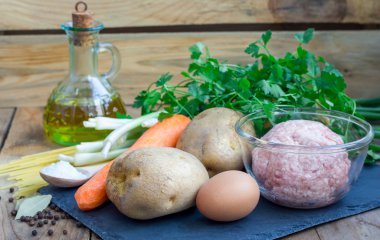 Ev yapımı köfte ve sebze çorbası için malzemeler