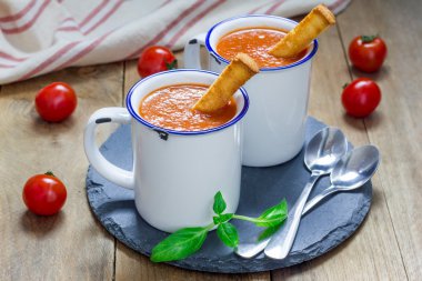 Ev yapımı domates fesleğen çorbası kupa, kruton ile hizmet