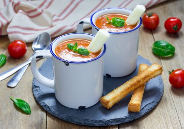 Ev yapımı domates fesleğen çorbası kupa, mozzarella peynir sopa ve kruton ile servis edilir