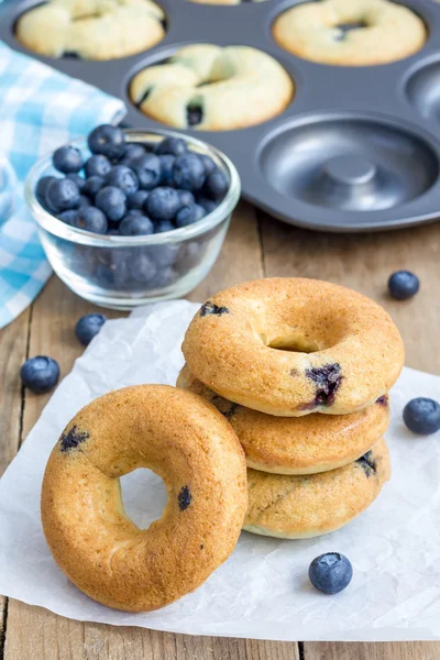 Frisch gebackene Krapfen mit Blaubeeren zum Frühstück — Stockfoto