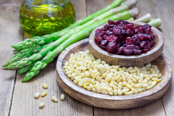 Bahan makanan pembuka dengan asparagus, kacang pinus dan cranberry — Stok Foto
