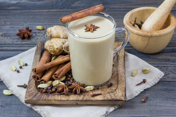 Masala chai med kryddor. Kanelstång, kardemumma, ingefära, kryddnejlika, stjärnanis, svartpeppar. — Stockfoto