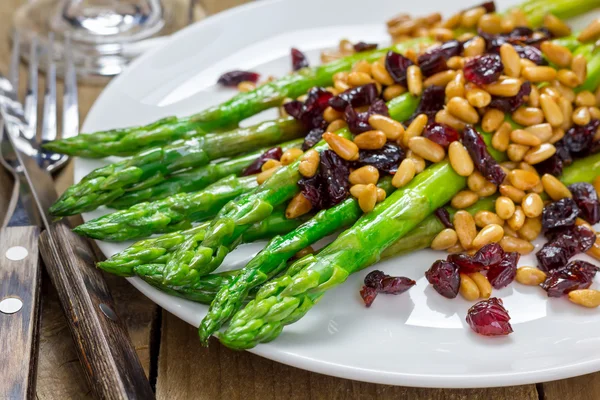 Taze kuşkonmaz meze çam fıstığı ve cranberries ile pişmiş