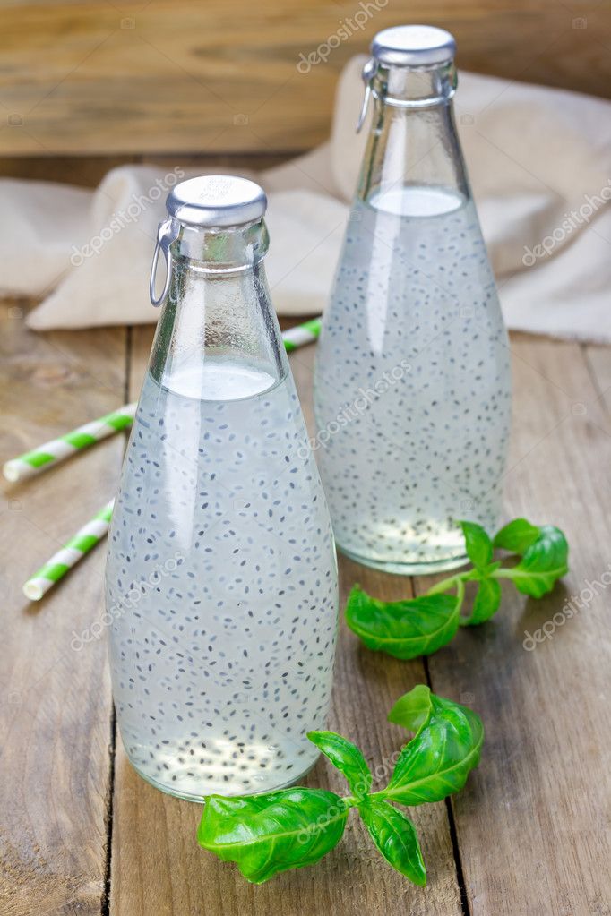 スイートバジル シードをガラスの瓶で飲む ストック写真 C Iuliia N スイートバジル シードをガラスの瓶で飲む ストック写真 C Iuliia N
