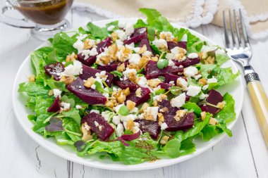 Pancar, beyaz peynir ve ceviz, balzamik sos ile giyinmiş salatası