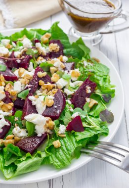 Pancar, beyaz peynir ve ceviz, balzamik sos ile giyinmiş salatası