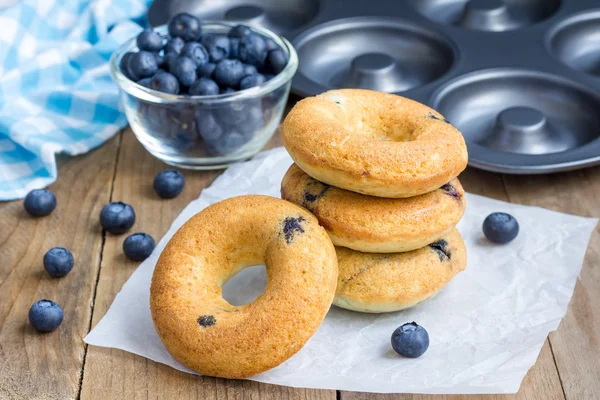 Frisch gebackene Krapfen mit Blaubeeren zum Frühstück — Stockfoto