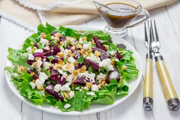 Salad with beets, feta cheese and walnuts, dressed with balsamic sauce — Stock Photo, Image