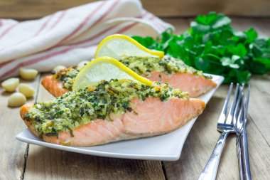 Macadamia-Salantro kabuk beyaz tabakta ile pişmiş somon