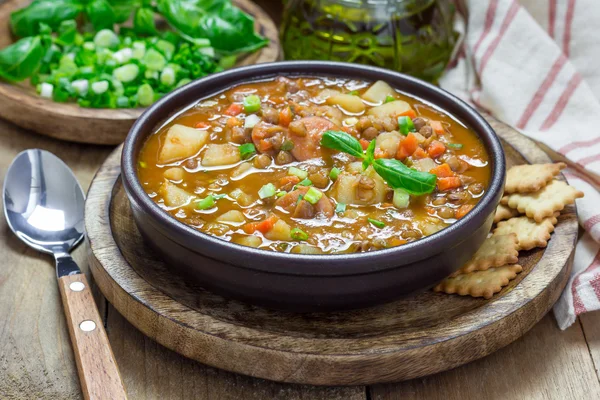 Домашній суп з сочевицею та ковбасками — стокове фото